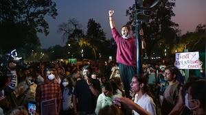 Delhi Chokes Again: AQI Crosses 400, Protesters Detained At India Gate