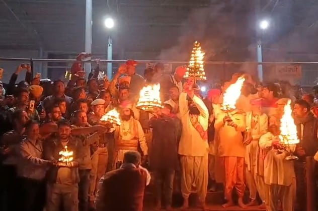 महाआरती करते हुए श्रद्धालु महाआरती करते हुए श्रद्धालु