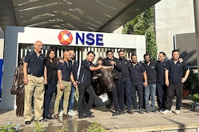 Share Market: तेजी के साथ खुला बाजार, फीकी लिस्टिंग के बाद गिरे लेंसकार्ट के शेयर, Studds पर ये है अपडेट   