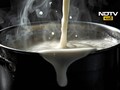 Boiling Milk Tips: दूध गरम करण्याची योग्य पद्धत कोणती? ही 1 ट्रिक वापरा एक थेंबही गॅसवर सांडणार नाही