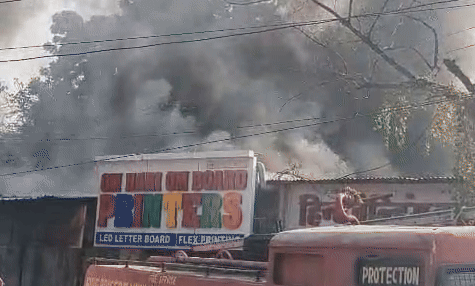 Udaipur: उदयपुर में कबाड़ के गोदाम में भीषण आग, पूरे इलाके में हड़कंप; मौके पर लोगों की भीड़ जमा