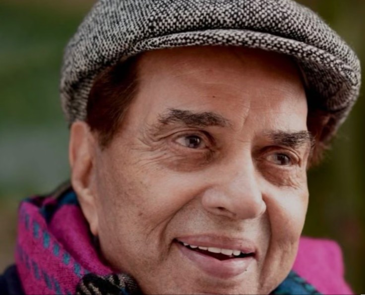 मुंबई के अस्पताल से डिस्चार्ज हुए धर्मेंद्र, एंबुलेस से पहुंचे घर