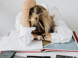 Boss Calls Female Employee At Night After 14-Hour Shift, Internet Advises Her To Quit