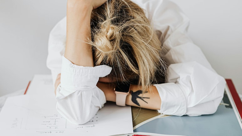 Boss Calls Female Employee At Night After 14-Hour Shift, Internet Advises Her To Quit