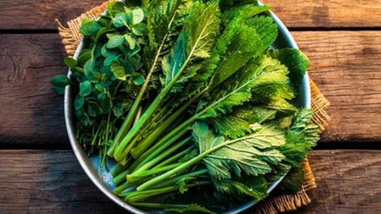 पालक, बथुआ, मेथी का साग खाने से कौन सी बीमारी ठीक होती है? जानें वैज्ञानिक और आयुर्वेदिक लाभ