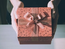 Wedding Anniversary Gift Ideas: परेशानी होगी खत्&zwj;म, गिफ्ट ऑप्&zwj;शन की ये वैरायटी आएगी आपको पसंद