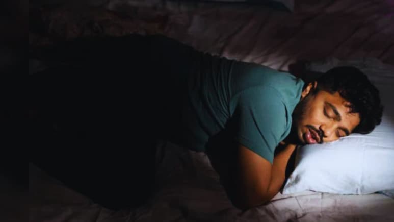 आईला वाटलं मी मेलो..., बोर्डाचा पेपर देऊन घरी परतलो; तरुणाला त्या अवस्थेत पाहून कुटुंब हादरलं, काय घडलं?