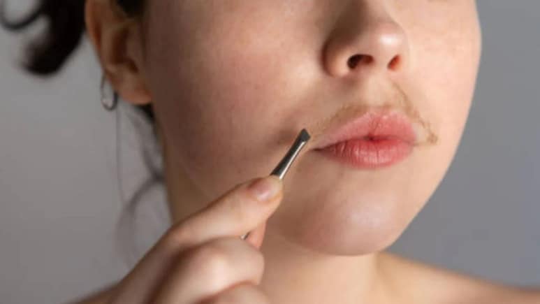 Upper Lips के बाल कितने दिनों में हटाने चाहिए? स्किन की डॉक्टर से जानें बाल हटाने का सबसे अच्छा तरीका कौन सा है