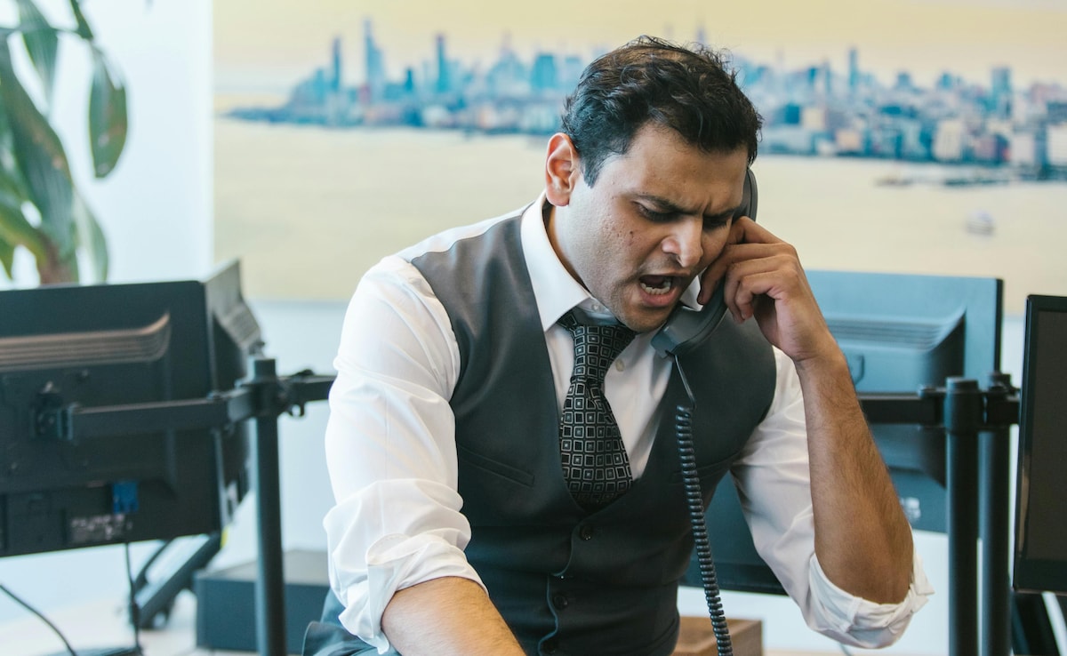 Boss Shouts At Junior For Accidentally Revealing Tattoo, Questions Their 'Ethical Duties', Reddit Post Viral