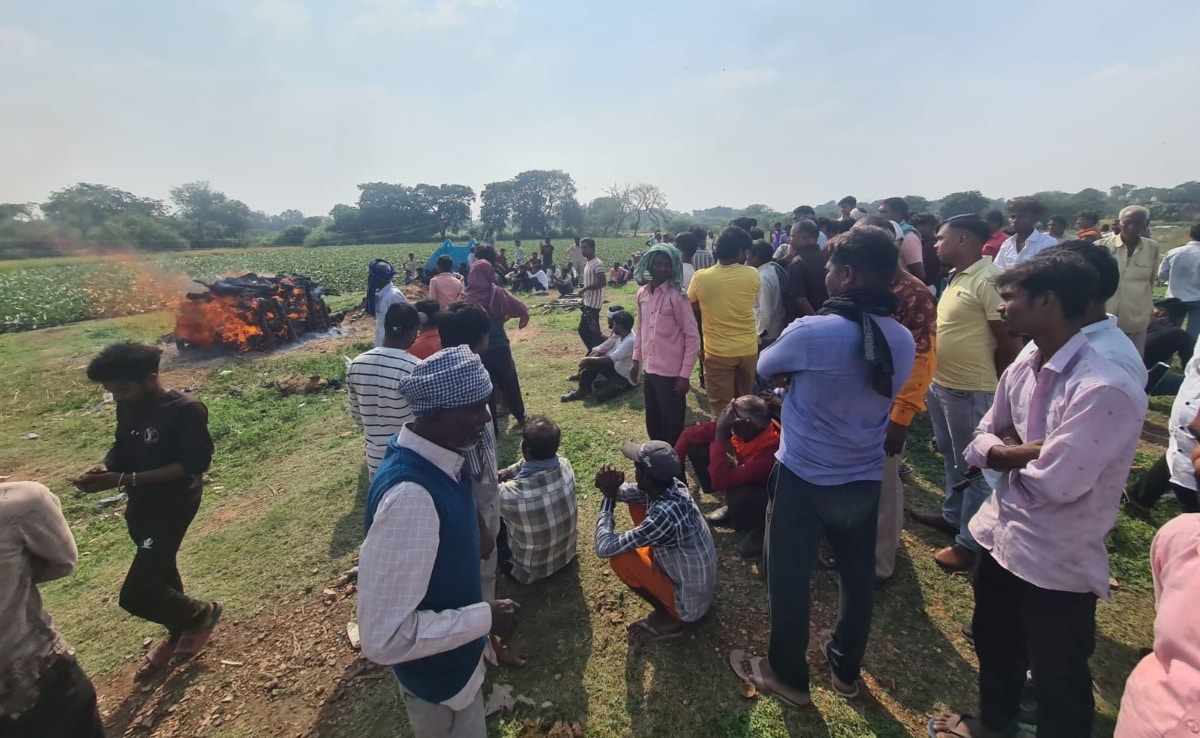 आकाश और ज्योति का अंतिम संस्कार और इस असर पर उमड़ी भीड़. आकाश और ज्योति का अंतिम संस्कार और इस असर पर उमड़ी भीड़.