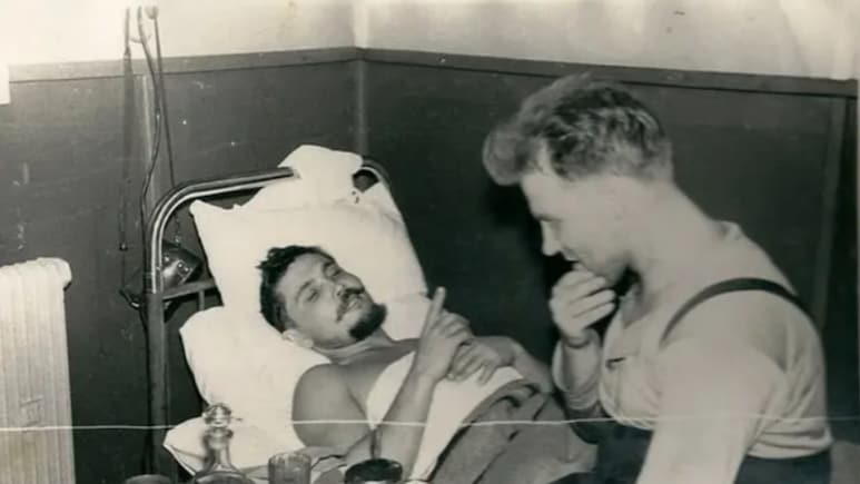 बर्फीली जगह अकेले फंसे डॉक्टर को पेट में उठा तेज दर्द, तो खुद कर डाली अपनी अपेंडिक्स की सर्जरी