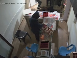 Video: Robbers Waltz Into Jewellery Store With Swords, Gun, Pick It Clean