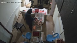 Video: Robbers Waltz Into Jewellery Store With Swords, Gun, Pick It Clean
