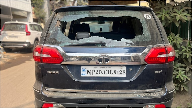 Bhopal Crime News: राजधानी में फिर बदमाशों का आतंक, थाने के सामने कॉलोनी में कारों में तोड़फोड़
