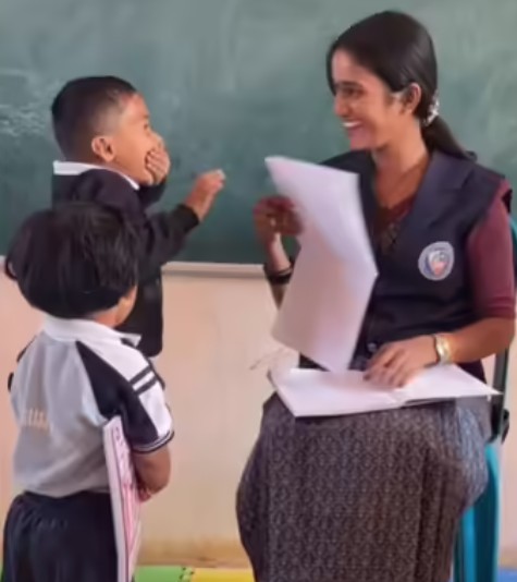 क्लास में जब टीचर ने मांगी कॉपी...तो बच्चे ने कर दी ऐसी मासूम हरकत, देख दीवाना हो गया सोशल मीडिया