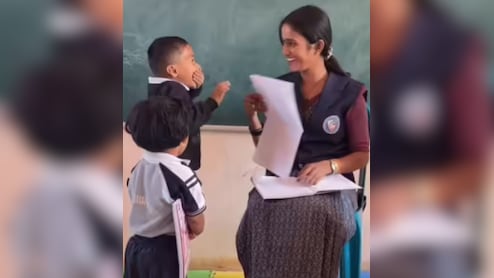 क्लास में जब टीचर ने मांगी कॉपी...तो बच्चे ने कर दी ऐसी मासूम हरकत, देख दीवाना हो गया सोशल मीडिया
