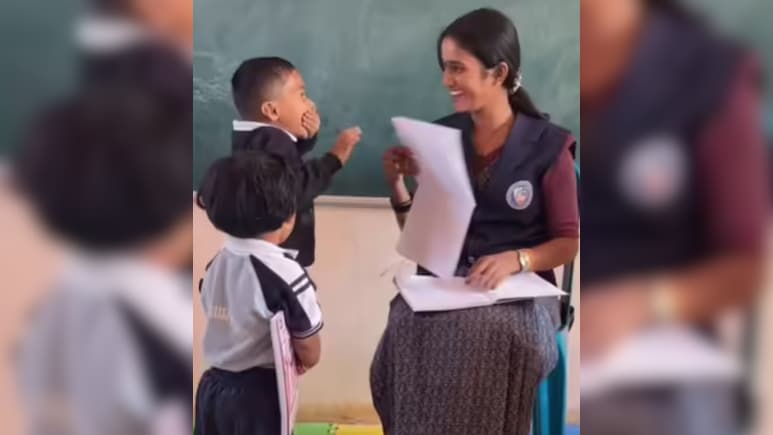 क्लास में जब टीचर ने मांगी कॉपी...तो बच्चे ने कर दी ऐसी मासूम हरकत, देख दीवाना हो गया सोशल मीडिया