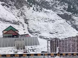 हिमाचल: धौलाधार की पहाड़ियों ने ओढ़ी बर्फ की चादर, पश्चिमी विक्षोभ का दिख रहा असर