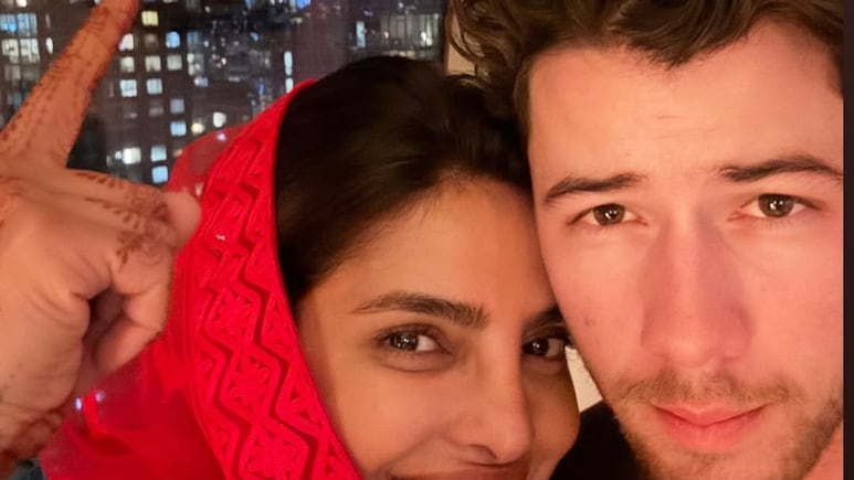 आपने सोशल मीडिया पर कभी बनाया है अपना मजाक? प्रियंका चोपड़ा ने किया कुछ ऐसा, 21 साल पुराने लुक की उड़ाई धज्जियां