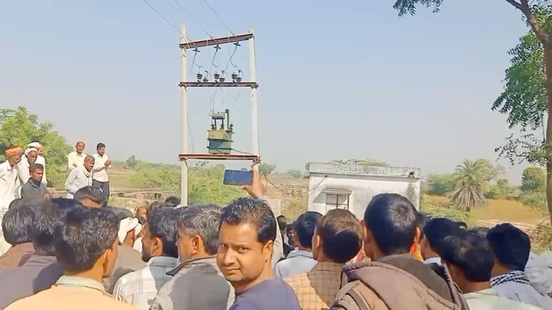 बिजली विभाग की लापरवाही ने छीनी दो जिंदगियां, टूटे तार के पास घूमते हुए दो युवकों को लगा करंट; मौत