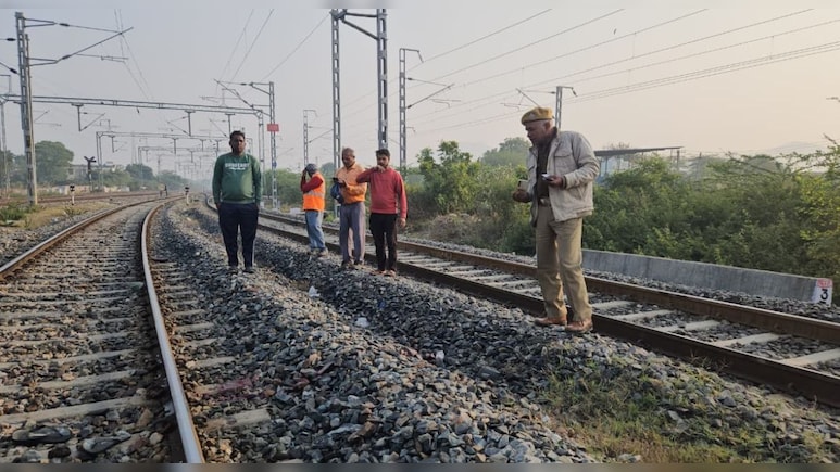 ट्रेन से युवक की दोनों टांगें कटीं, 108 एम्बुलेंस का टायर पंचर और स्टेपनी नहीं; तड़पता रहा घायल