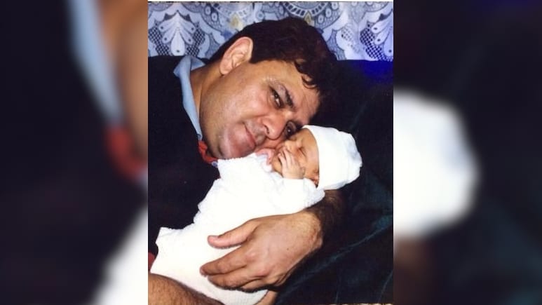 बेटा क्रिकेट की दुनिया का दिग्गज, पिता रहते हैं अकेले, खाने के लिए अजनबियों पर निर्भर, बोले- अब मरने के लिए...