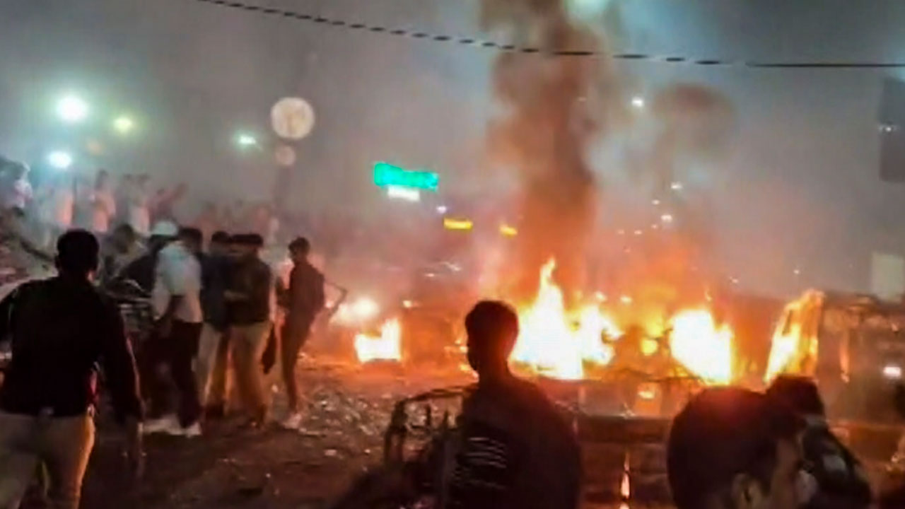 Delhi Car Blast Took Place At 6.52 pm, Car Was Moving Slowly Near Red Light