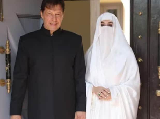 इमरान खान और बुशरा बीबी (फाइल फोटो -साभार सोशल मीडिया) इमरान खान और बुशरा बीबी (फाइल फोटो -साभार सोशल मीडिया)