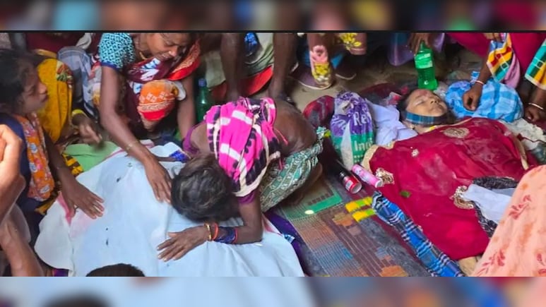 एक करोड़ के इनामी नक्सली हिड़मा का हुआ अंतिम संस्कार, पत्नी की लाल जोड़े में विदाई, शव से लिपटकर रोई सोनी सोरी