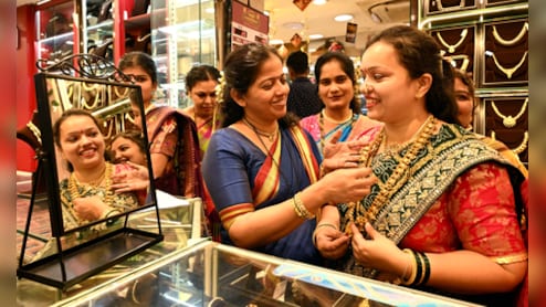 Gold-Silver Rate: इतना सस्ता हुआ सोना-चांदी, खरीद लें नहीं तो पछताएंगे