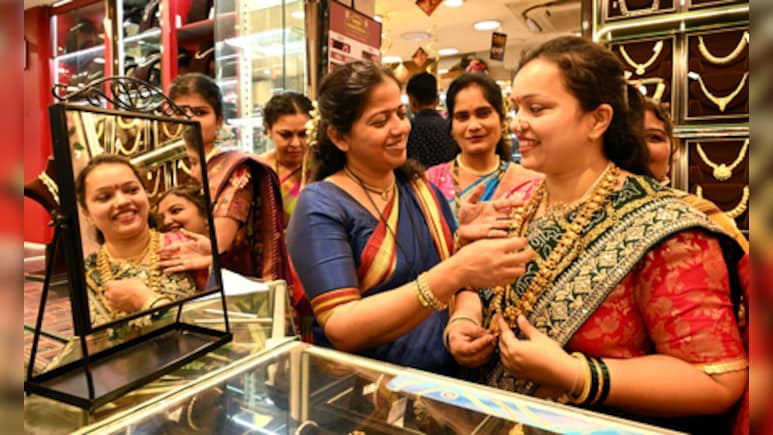 Gold-Silver Rate: इतना सस्ता हुआ सोना-चांदी, खरीद लें नहीं तो पछताएंगे