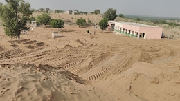 Rajasthan: बाड़मेर में ग्रामीणों की अनोखी जिद, 100 फीट का रेत का पहाड़ काटकर बनाया स्कूल का मैदान