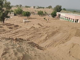 Rajasthan: बाड़मेर में ग्रामीणों की अनोखी जिद, 100 फीट का रेत का पहाड़ काटकर बनाया स्कूल का मैदान