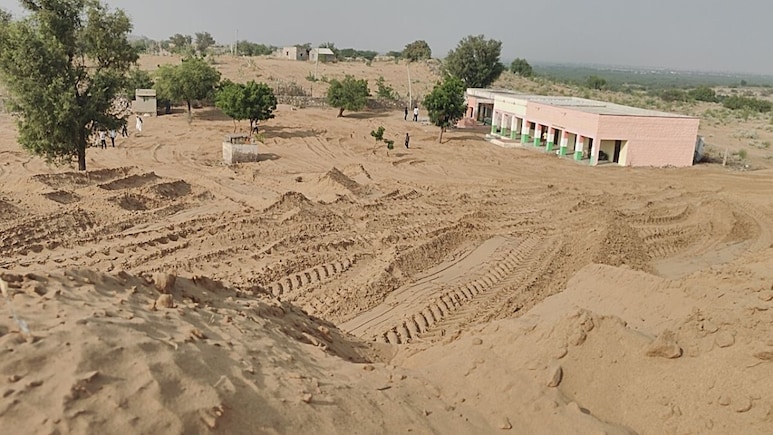 Rajasthan: बाड़मेर में ग्रामीणों की अनोखी जिद, 100 फीट का रेत का पहाड़ काटकर बनाया स्कूल का मैदान