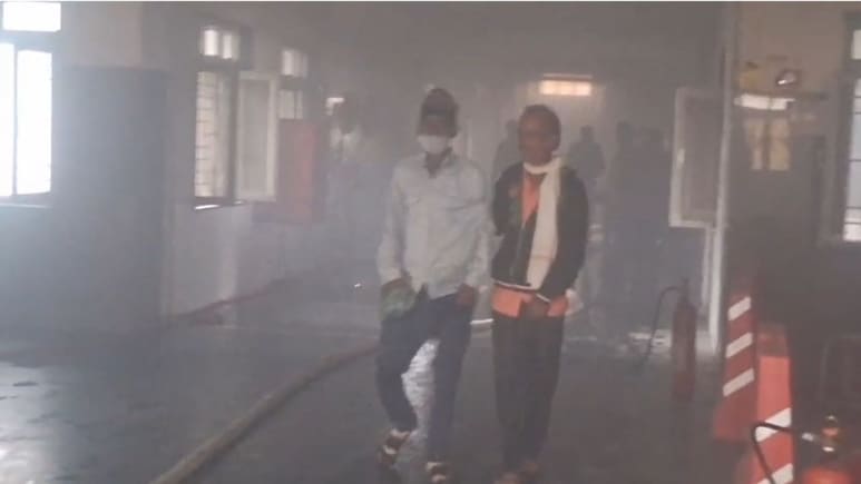 Betul District Hospital Fire: बैतूल जिला अस्पताल में लगी भीषण आग, हॉस्पिटल में उठा धुंआ, मची अफरा-तफरी