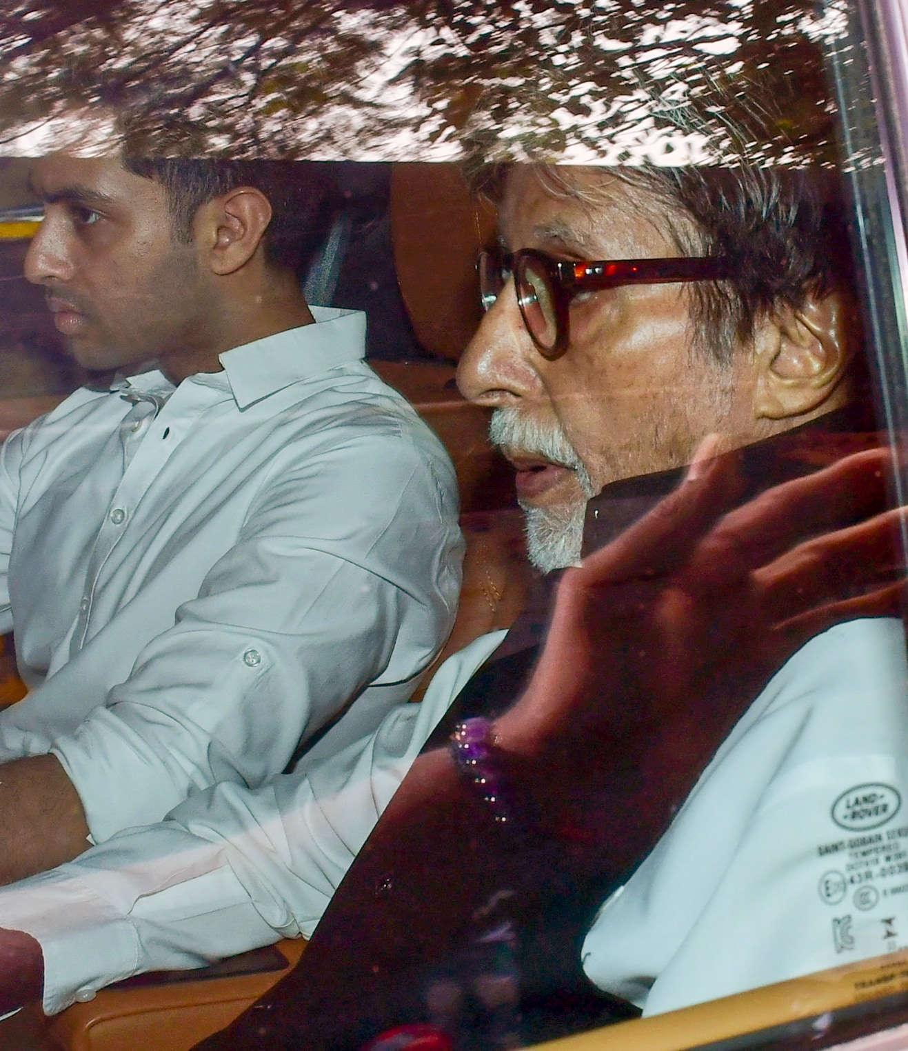 आंखें नम, सीने में गम.... अपने वीरू को आखिरी विदाई देने के लिए पहुंचे अमिताभ. आंखें नम, सीने में गम.... अपने वीरू को आखिरी विदाई देने के लिए पहुंचे अमिताभ.