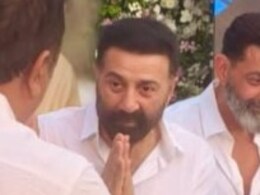 Dharmendra Prayer Meet: पापा धर्मेंद्र के प्रेयर मीट में बेहद इमोशनल दिखे सनी-बॉबी, साथ में पोते आर्यमान ने किया लोगों का स्वागत