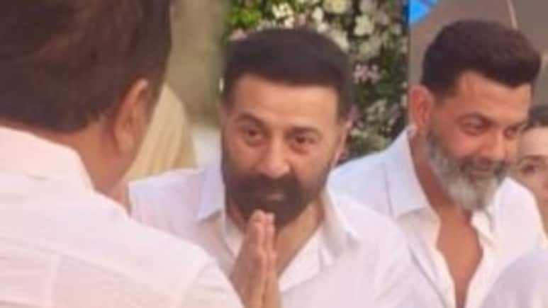 Dharmendra Prayer Meet: पापा धर्मेंद्र के प्रेयर मीट में बेहद इमोशनल दिखे सनी-बॉबी, साथ में पोते आर्यमान ने किया लोगों का स्वागत