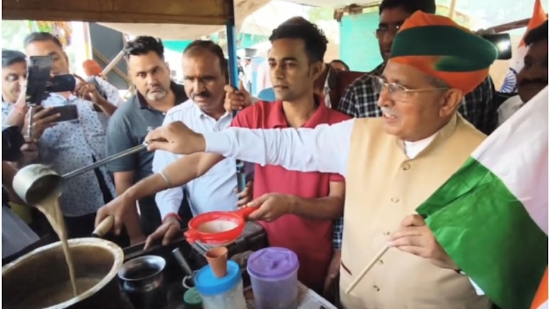 Rajasthan: अर्जुनराम मेघवाल ने ठेले पर बनाई चाय, 'रन फॉर यूनिटी' के दौरान केंद्रीय मंत्री ने दिया खास संदेश Rajasthan: अर्जुनराम मेघवाल ने ठेले पर बनाई चाय, 'रन फॉर यूनिटी' के दौरान केंद्रीय मंत्री ने दिया खास संदेश