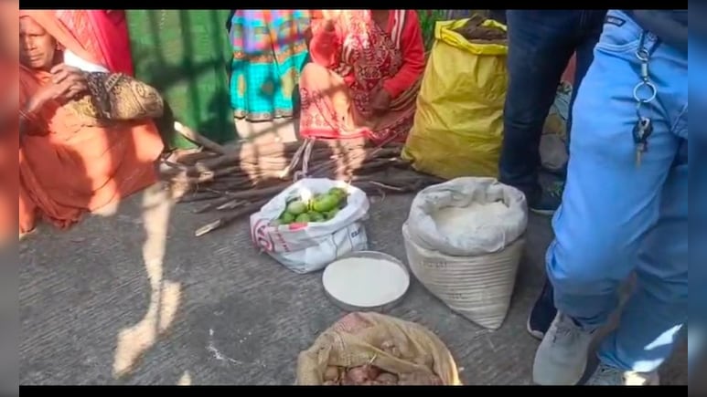 सब्जी, आटा और कंडे लेकर कलेक्टर कार्यालय पहुंचे चैनपुरा के ग्रामीण, इस बात को लेकर थे खफा, जानिए फिर क्या हुआ?