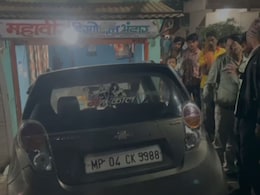 होटल में लोग खा रहे थे खाना, अचानक आ घुसी बेकाबू कार, फ‍िर क्‍या हुआ?