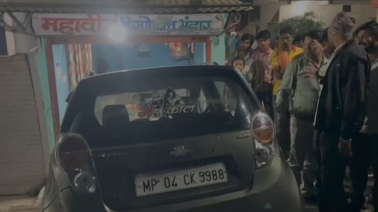 होटल में लोग खा रहे थे खाना, अचानक आ घुसी बेकाबू कार, फ‍िर क्‍या हुआ?