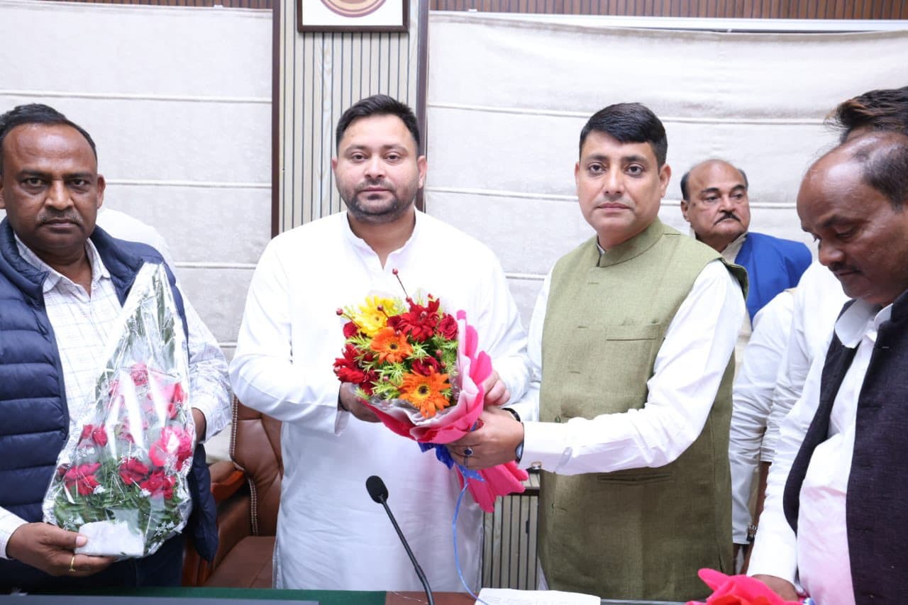 विधायक राहुल शर्मा के साथ तेजस्वी यादव. ( तेजस्वी के चेहरे पर हार का गम साफ नजर आ रहा है) विधायक राहुल शर्मा के साथ तेजस्वी यादव. ( तेजस्वी के चेहरे पर हार का गम साफ नजर आ रहा है)