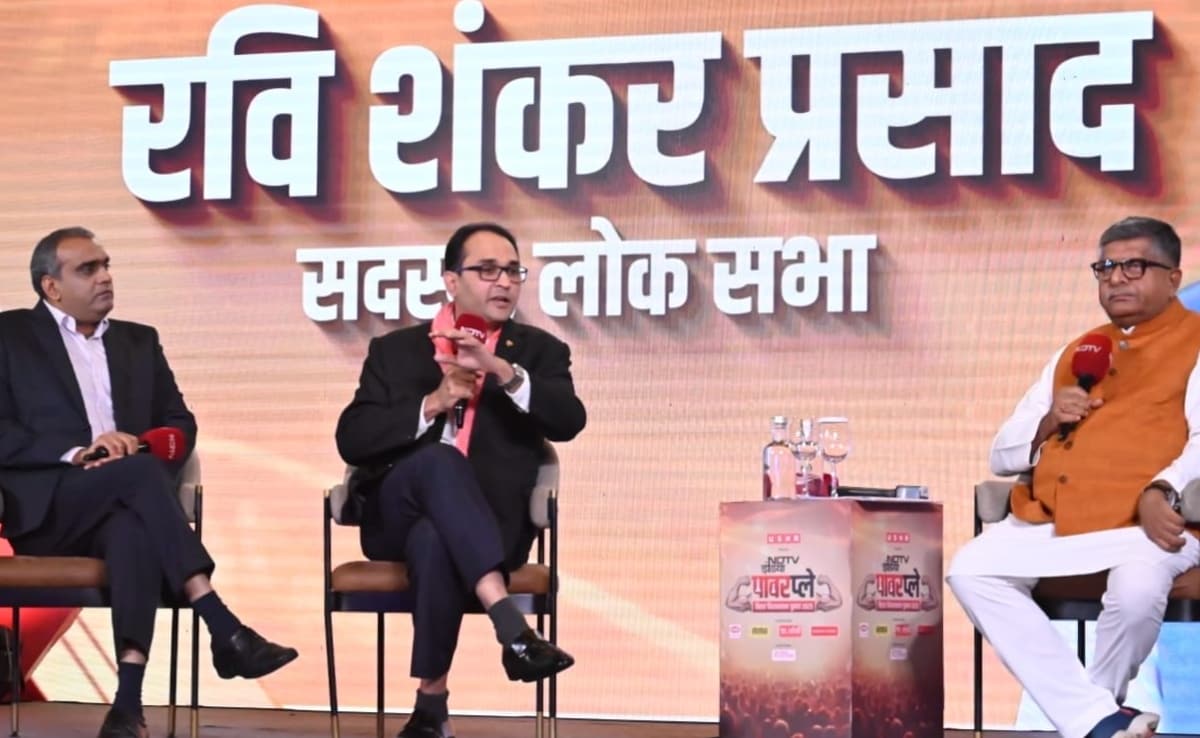 रविशंकर प्रसाद ने कहा कि पती-पत्नी (लालू-राबड़ी) के राज में 94 हजार नौकरियां मिलीं, जबकि नीतीश के राज में 18 लाख नौकरियां मिल चुकी हैं. रविशंकर प्रसाद ने कहा कि पती-पत्नी (लालू-राबड़ी) के राज में 94 हजार नौकरियां मिलीं, जबकि नीतीश के राज में 18 लाख नौकरियां मिल चुकी हैं.