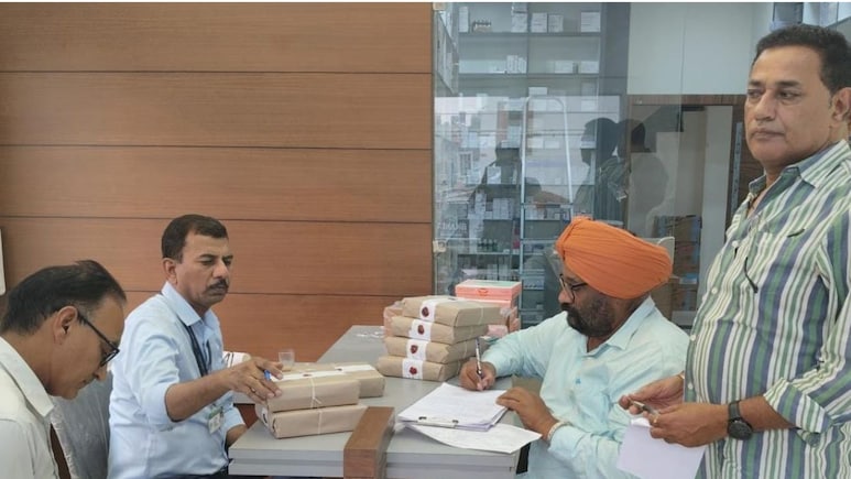 Rajasthan: खाद्य सुरक्षा विभाग का 'सर्च ऑपरेशन', श्रीगंगानगर में नकली ORS और हेल्थ ड्रिंक का भंडाफोड़, 593 पैक सीज Rajasthan: खाद्य सुरक्षा विभाग का 'सर्च ऑपरेशन', श्रीगंगानगर में नकली ORS और हेल्थ ड्रिंक का भंडाफोड़, 593 पैक सीज