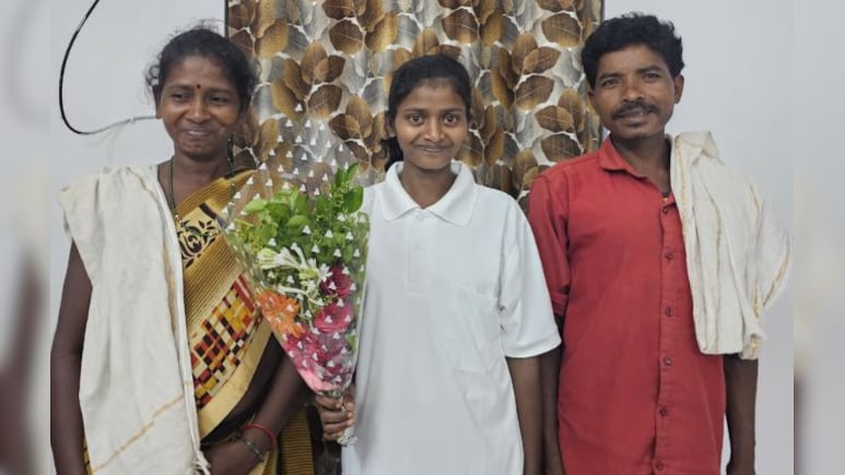 सुनीता का सरेंडर! आत्मसमर्पण से पहले नक्सली सुनीता से मिले परिजन, बोले- डरा धमकाकर ले गए थे माओवादी