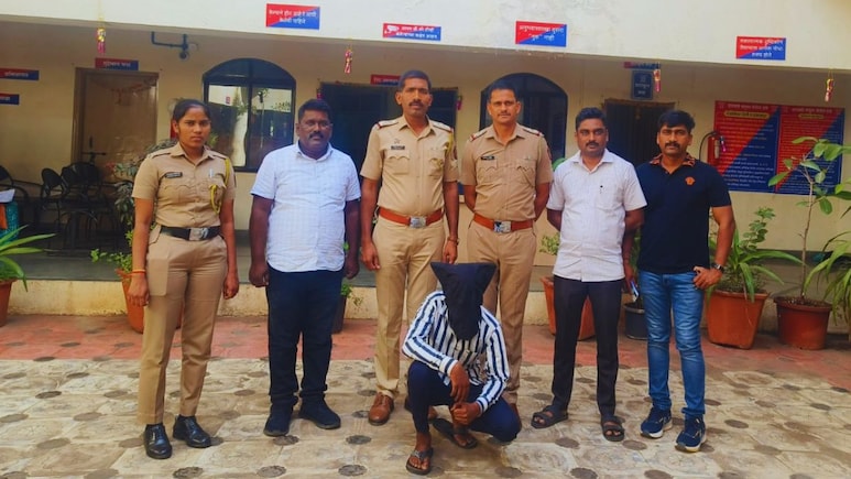 Baramati News : 'दारुचं बिल भर, पैसे दे...' उद्योजगाच्या नाकी नऊ आणणाऱ्या 'बारामतीच्या डॉन'ला घातल्या बेड्या Baramati News : 'दारुचं बिल भर, पैसे दे...' उद्योजगाच्या नाकी नऊ आणणाऱ्या 'बारामतीच्या डॉन'ला घातल्या बेड्या