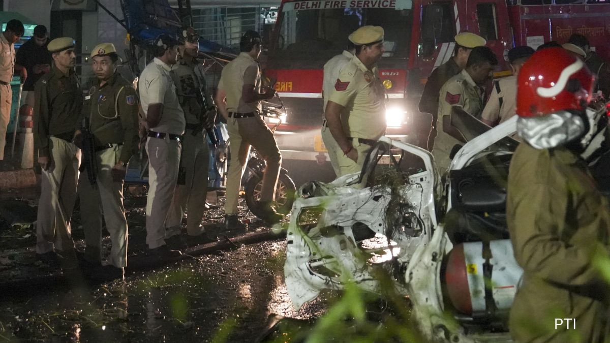 लालकिला धमाका: दस की मौत, 6 कार, दो ई-रिक्शा और एक ऑटो रिक्शा जलकर खाक