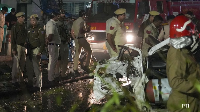 लालकिला धमाका: 13 की मौत, 6 कार, दो ई-रिक्शा और एक ऑटो रिक्शा जलकर खाक