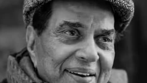 Dharmendra Death News: धर्मेंद्र के पार्थिव शरीर को श्मशान ले जाने से पहले घर के बाहर जलाया गया था एक दीपक, क्या होता है इसका मतलब?